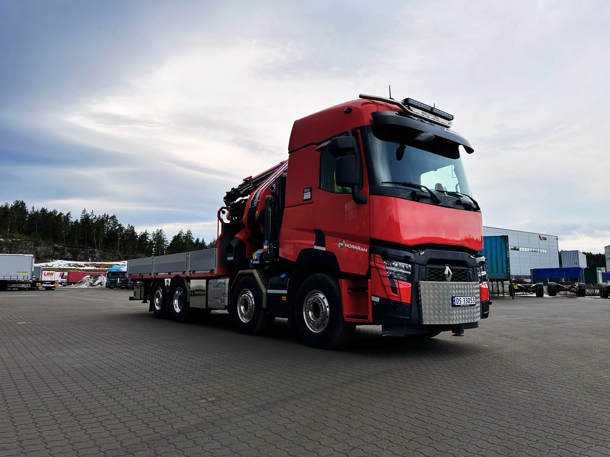 NorKran har levert profesjonelle kranbil tjenester i over 10 år. Trenger du trygg og effektiv kranbilutleie? Kontakt oss i dag for et uforpliktende tilbud!